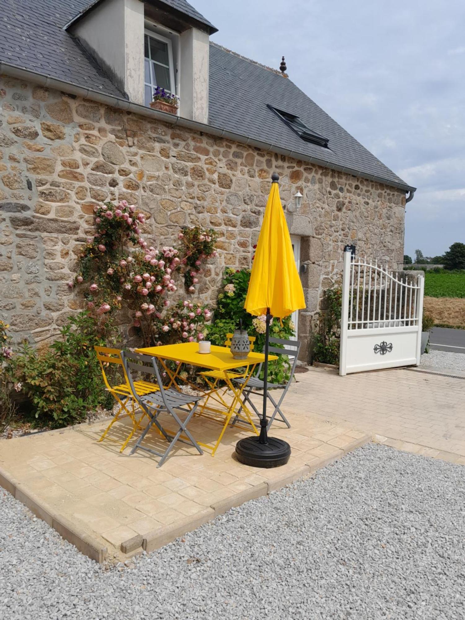 Gite Tante Jeanne Réville Exterior foto